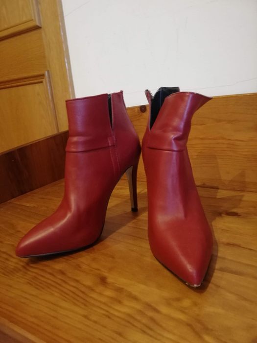 Bota vermelha salto alto
