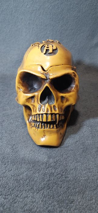 Череп пепельниця!може бути як шкатулка!