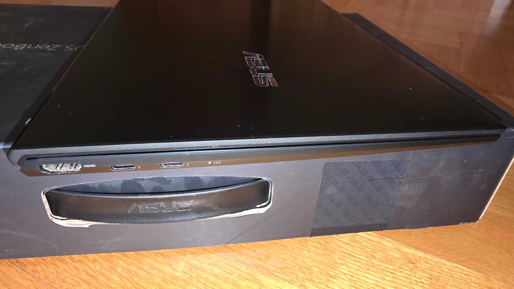 ASUS ZenBook 14 UX425EA-BM114T 14'' Intel Core i7 16GB RAM 512GB SSD