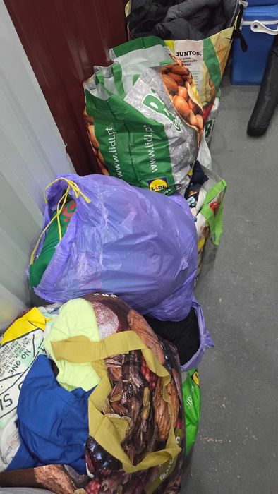 VENDO ROUPA USADA (senhora e rapaz)