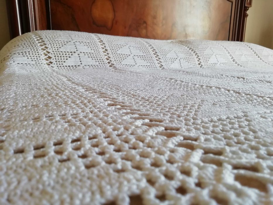 Colcha em CROCHÊ feita a mão (Cama de casal)