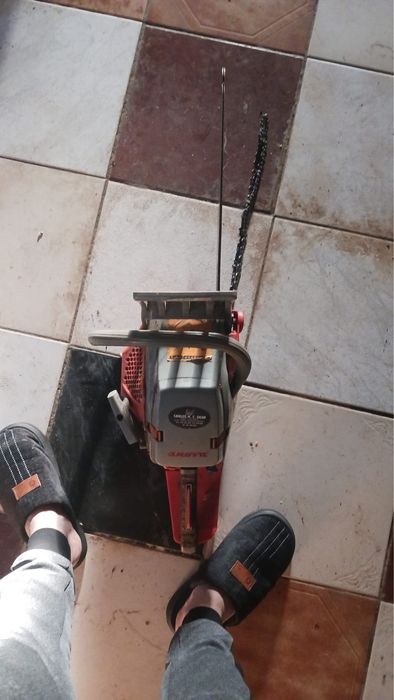 Modelo: Trata-se de uma motosserra a gasolina,  um modelo clássico como 621