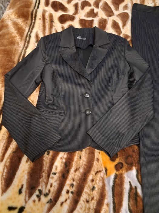 Продам очень красивый женский брючный костюм