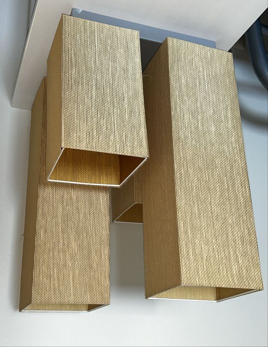 Lampa wisząca z czterema źródłami światła ustawionymi asymetrycznie