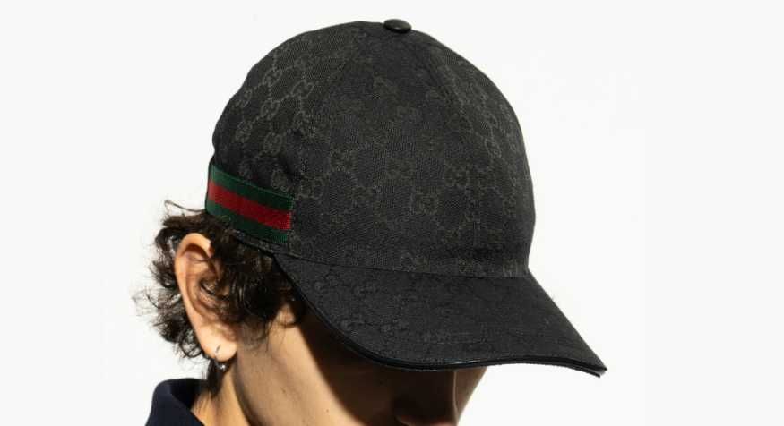 Czarna czapka z daszkiem marki Gucci z klasycznym motywem monogramu GG i zielono-czerwonym paskiem