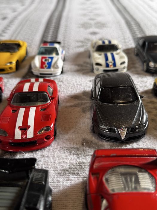 Lote de 13 miniaturas de variadas marcas de carros