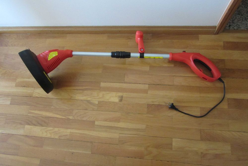 Aparador de relva avariado para peças