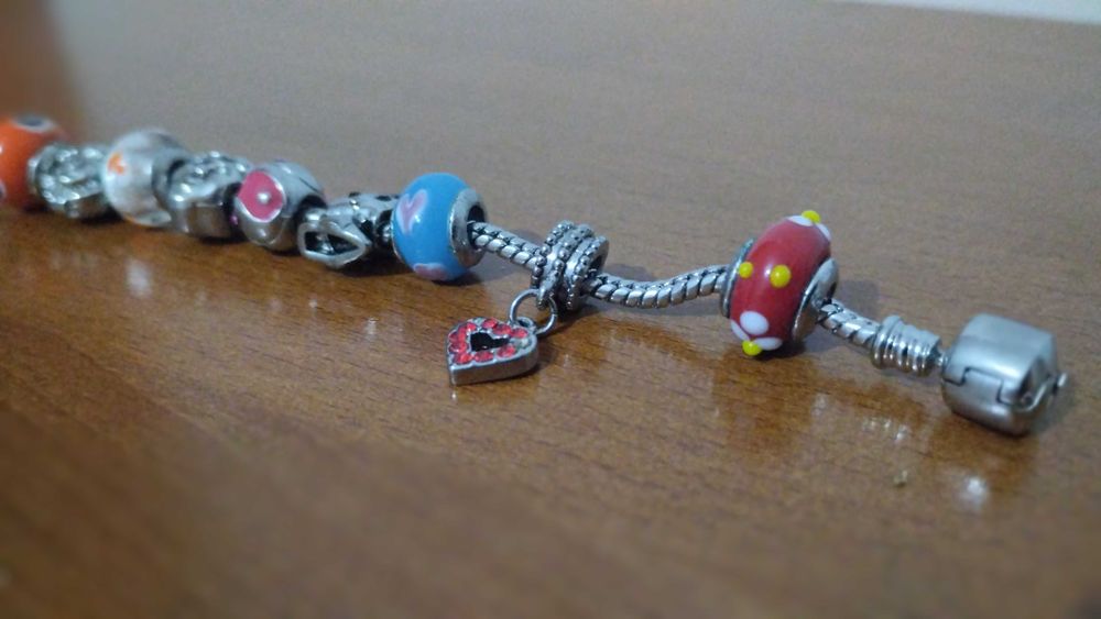 Pulseira Pandora com 12 contas