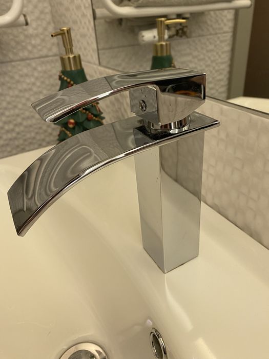 Bateria umywalkowa stojąca łazienkowa kran