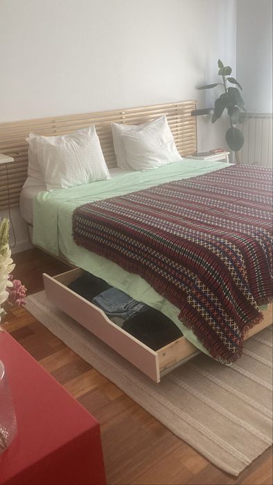 Cama de casal com arrumacao