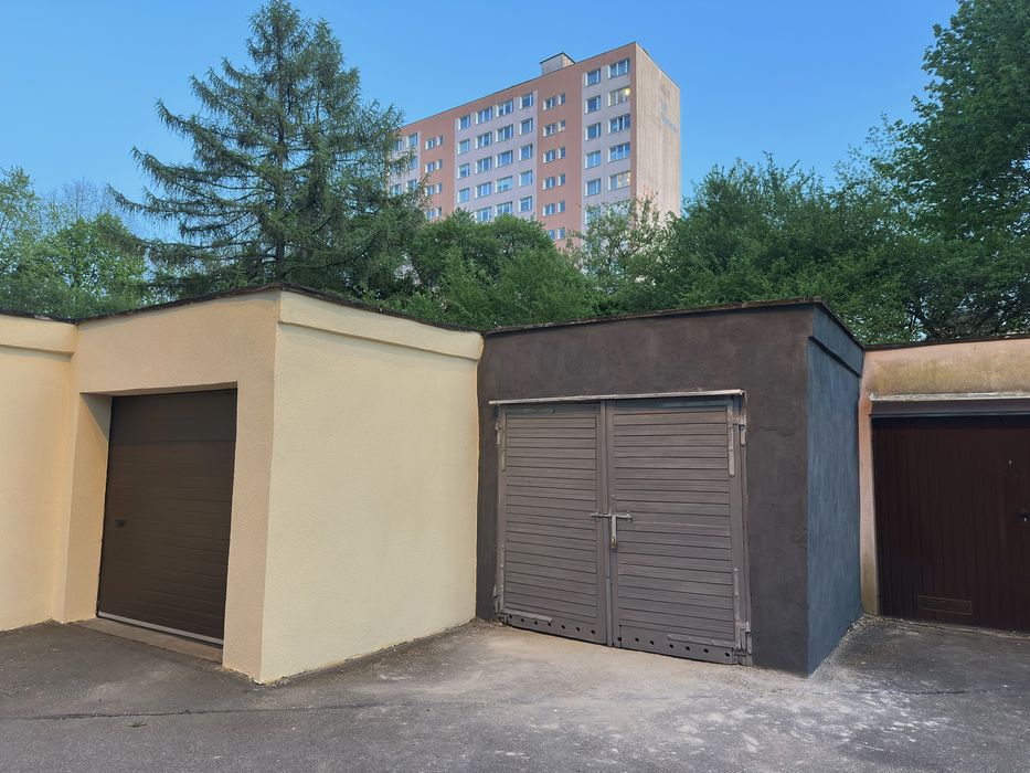 Garaż Magazyn Centrum Kanał Prąd Monitoring + Miejsce Przed + Szlaban