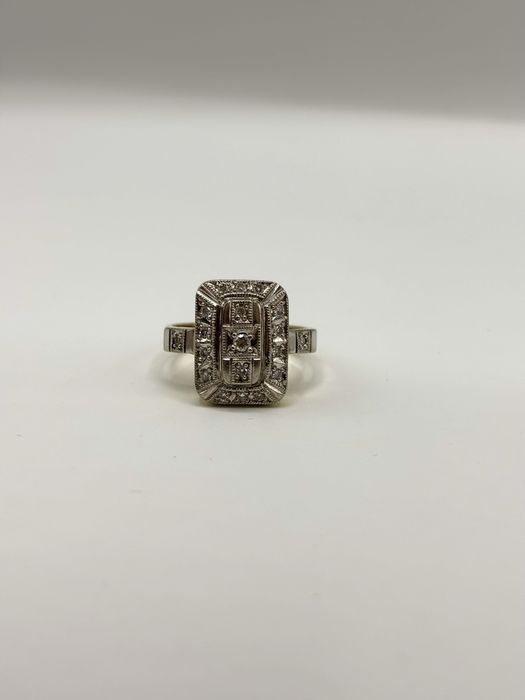 Złoty pierścionek z brylantami