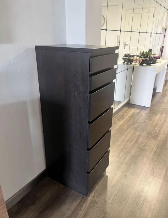 Cómoda IKEA com Espelho Preto – Moderna e Funcional