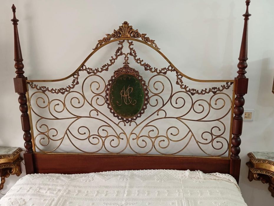 Conjunto de quarto clássico completo(cama+mesas+candeeiros+poltrona)