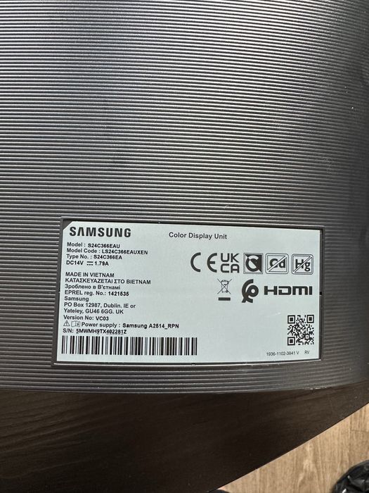 Zakrzywiony monitor samsung i obrotowy uchwyt do monitora i laptopa