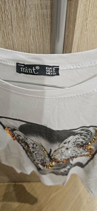 Biały t-shirt z aplikacją ozdobną motyla Mint S