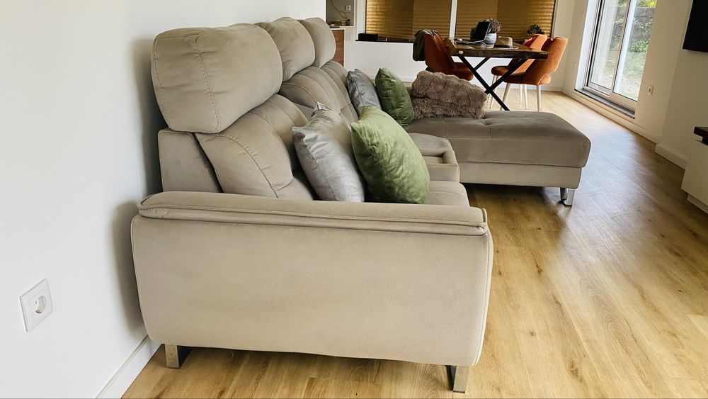 Sofá chaise long de veludo cinza