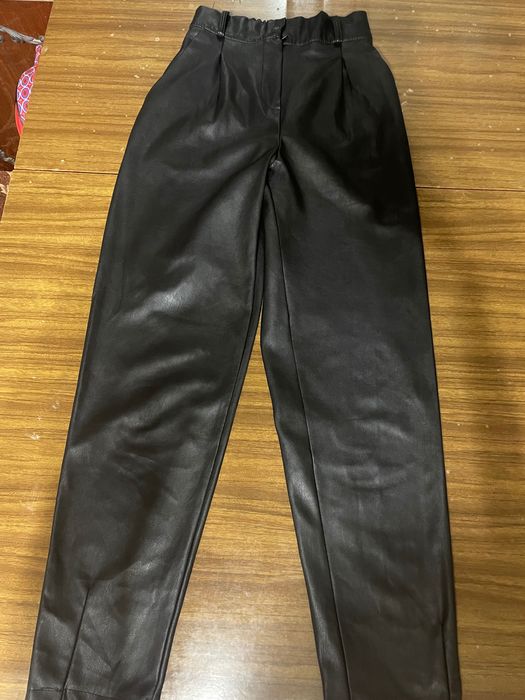 Продам 2 пари шкіряних брюк , 1 з дефектом+ в подарунок 2 шкіряні юбки