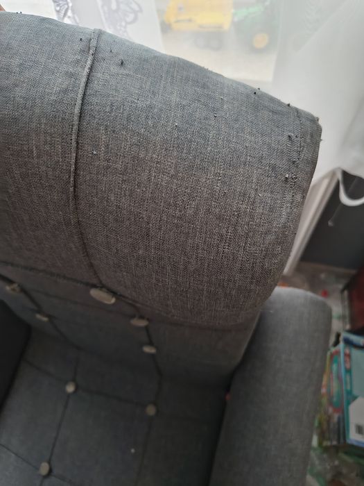 Duży fotel uszak szary kwiaty drewniane nogi