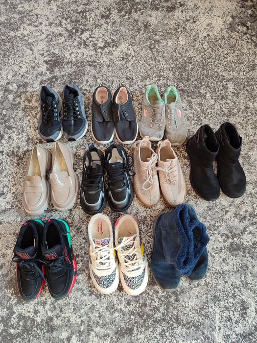 Дитяче взуття різних сезоні та розмірів