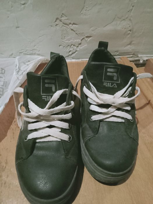 продам дитячі кросівки