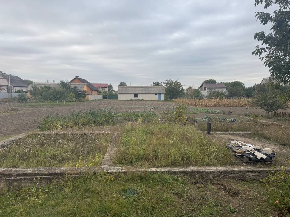 Земельна ділянка 10 соток з незавершеним будівництвом