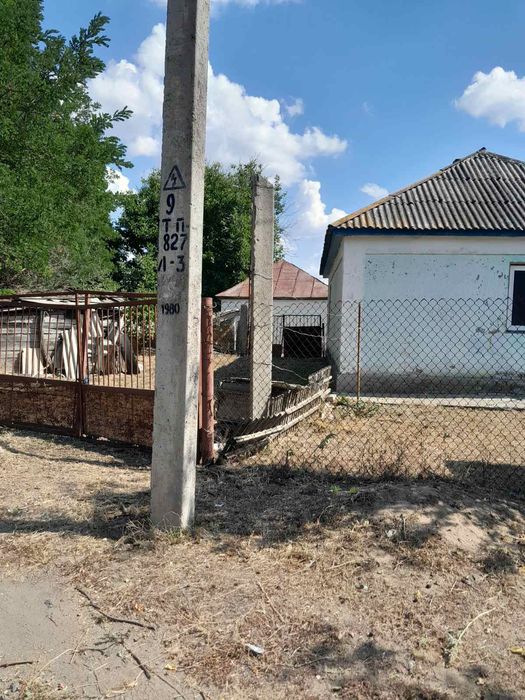 Продаж будинку за межами міста, з санвузлом та великою земельною ділян