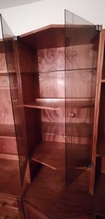 Móvel de sala em pinho com 4 portas em vidro + pequena mesa de apoio