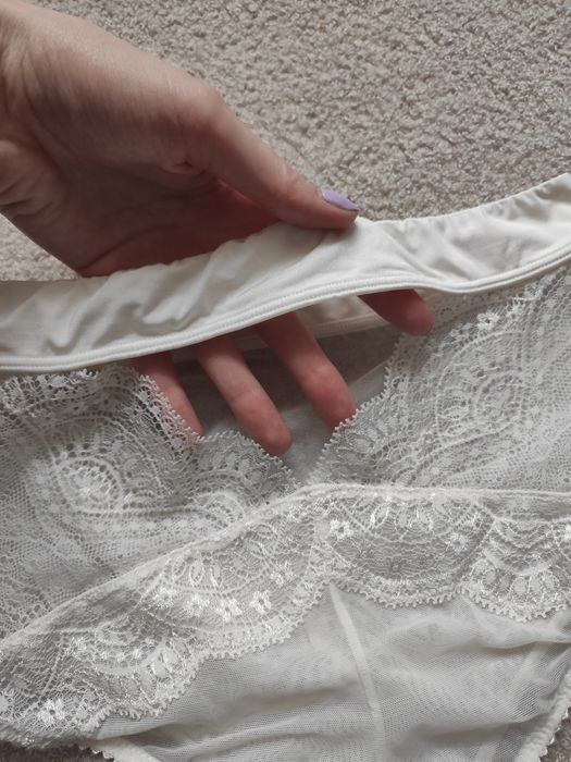 Białe koronkowe majtki