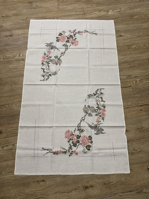 Biały materiałowy vintage obrus różowe kwiaty i szare gołębie 150x90cm