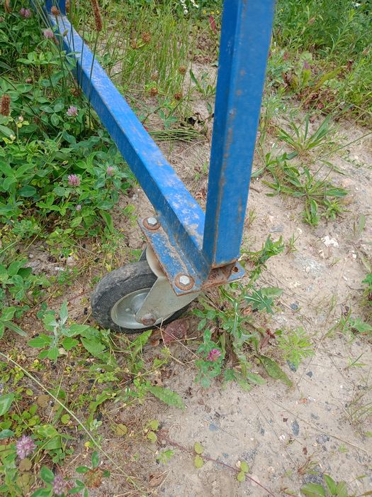 стійку для сушки килимів  висота 2.20,ширина 1.50.