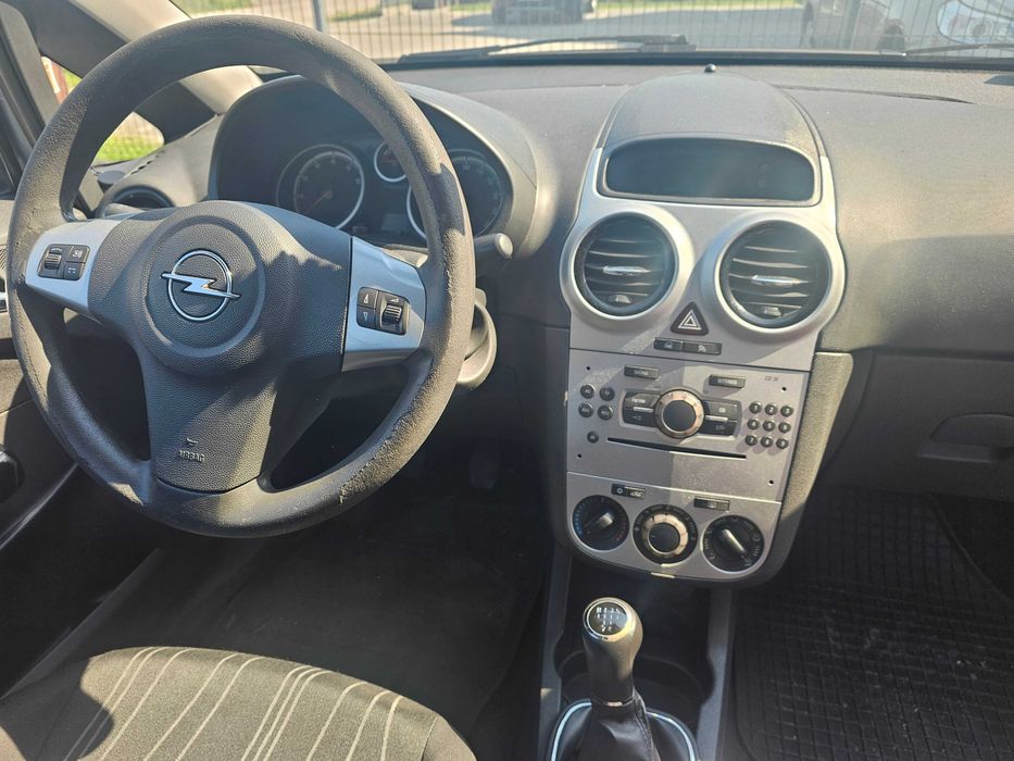 Opel Corsa D 2009 (silnik do remontu)