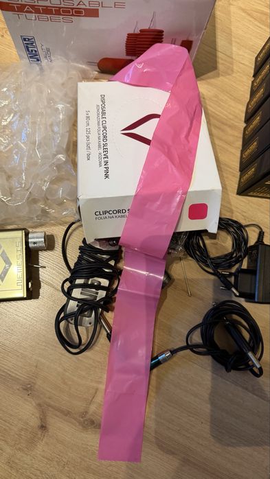 Maszynka EQUALISER do tatuowania z dodatkami.