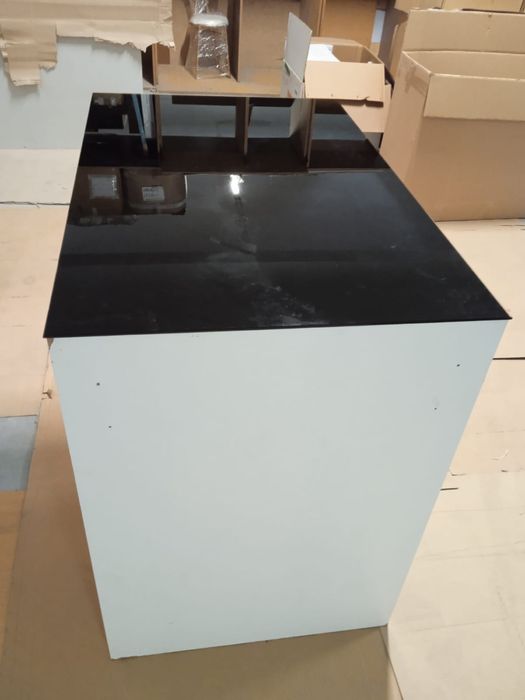 Balcão branco com tampo vidro em preto
