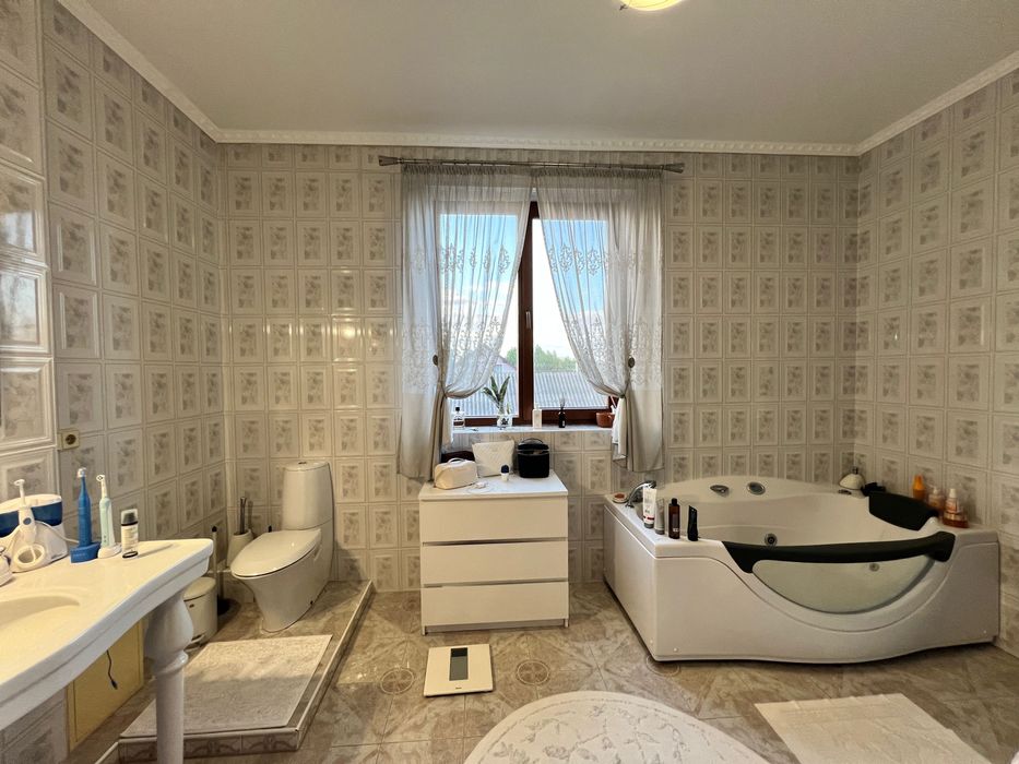 Продаю класний,стильний будинок,всього 10хв до Парку Шевченка та Озера