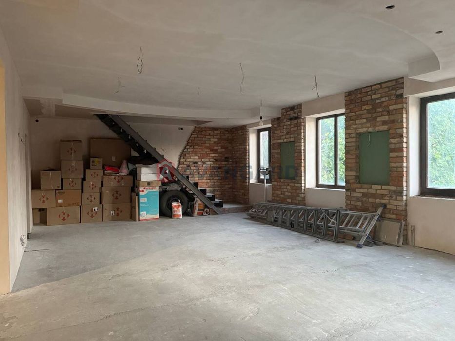 Продам дом 200 м2 с бассейном и баней в начале Обуховки.