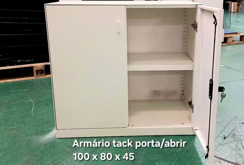 Armário metálico com portas de abrir