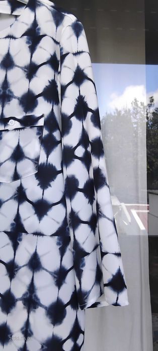 Blusa nova de Verão azul escura com motivos brancos t° L