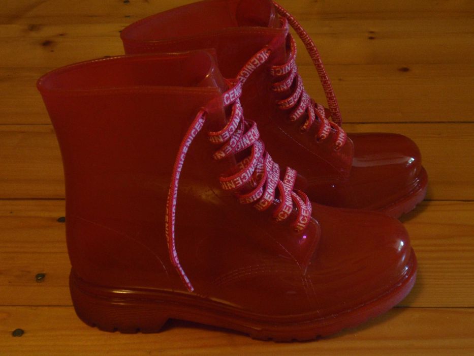 czerwone buty gumowe