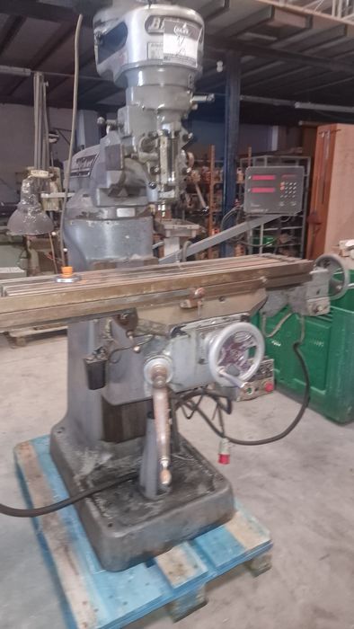 Fresadora ferramenteira convencional com digital