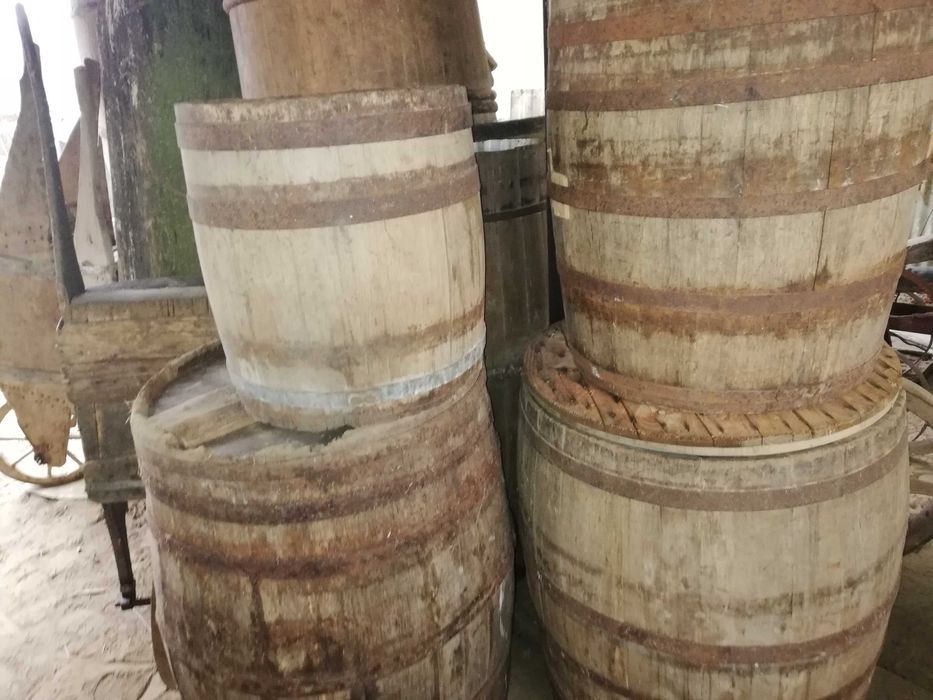 WYPRZEDAŻ doniczki gliniane beczki kołowrotki krzesła stoły i inne