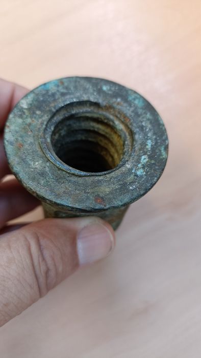 Antiguidade_Peça roscada de postigo de depósito de vinho, em bronze