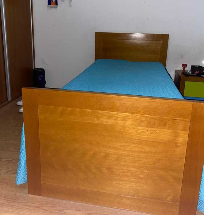 Conjunto de quarto em madeira maciça