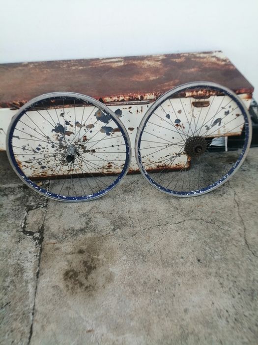 Várias peças de bicicleta