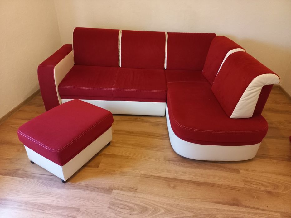 Sofa narożna z kufrem.
