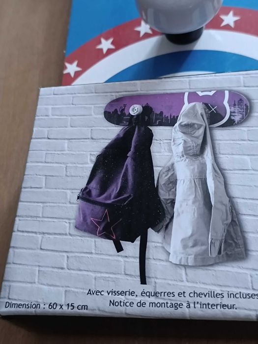 Cabide de parede em forma de skate do Capitão America