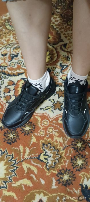 Кроссовки кожаные. Новые 38 р.