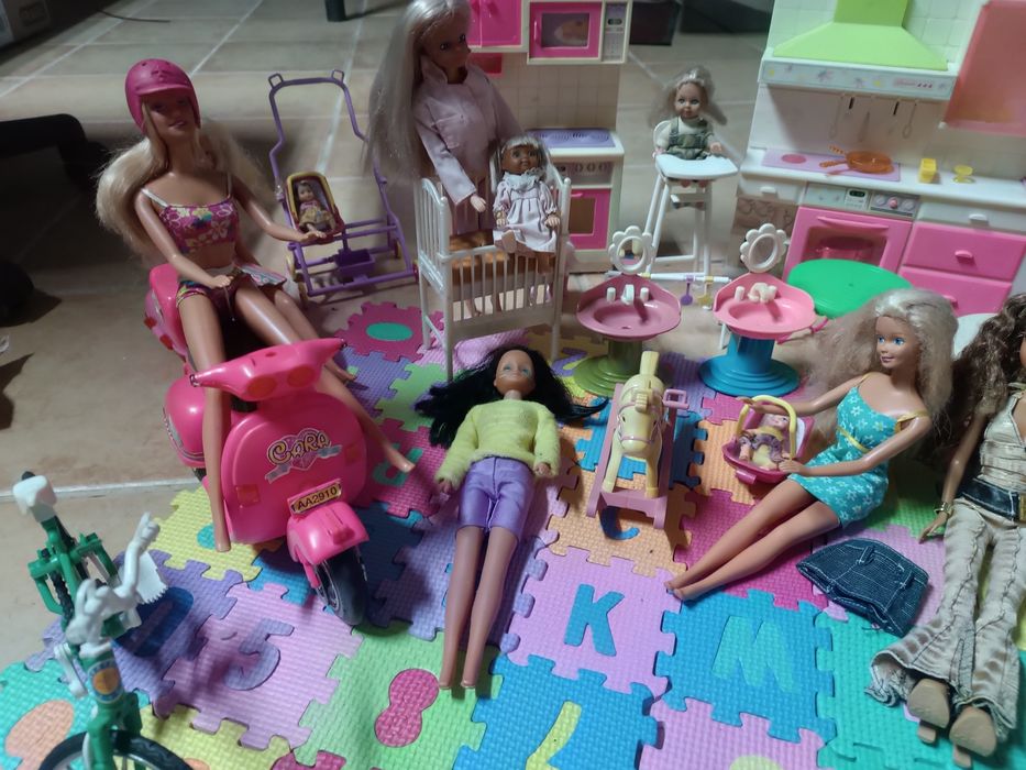 Conjunto - brinquedos bonecas/barbies