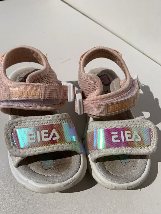 Босоніжки, сандалі, туфлі, мешти