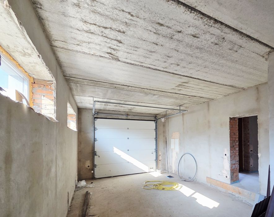 Продаж будинку з гаражем по вул.Лановій